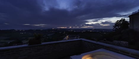 Suíte, 1 cama King, banheira de hidromassagem, vista para a colina | Terraço/pátio