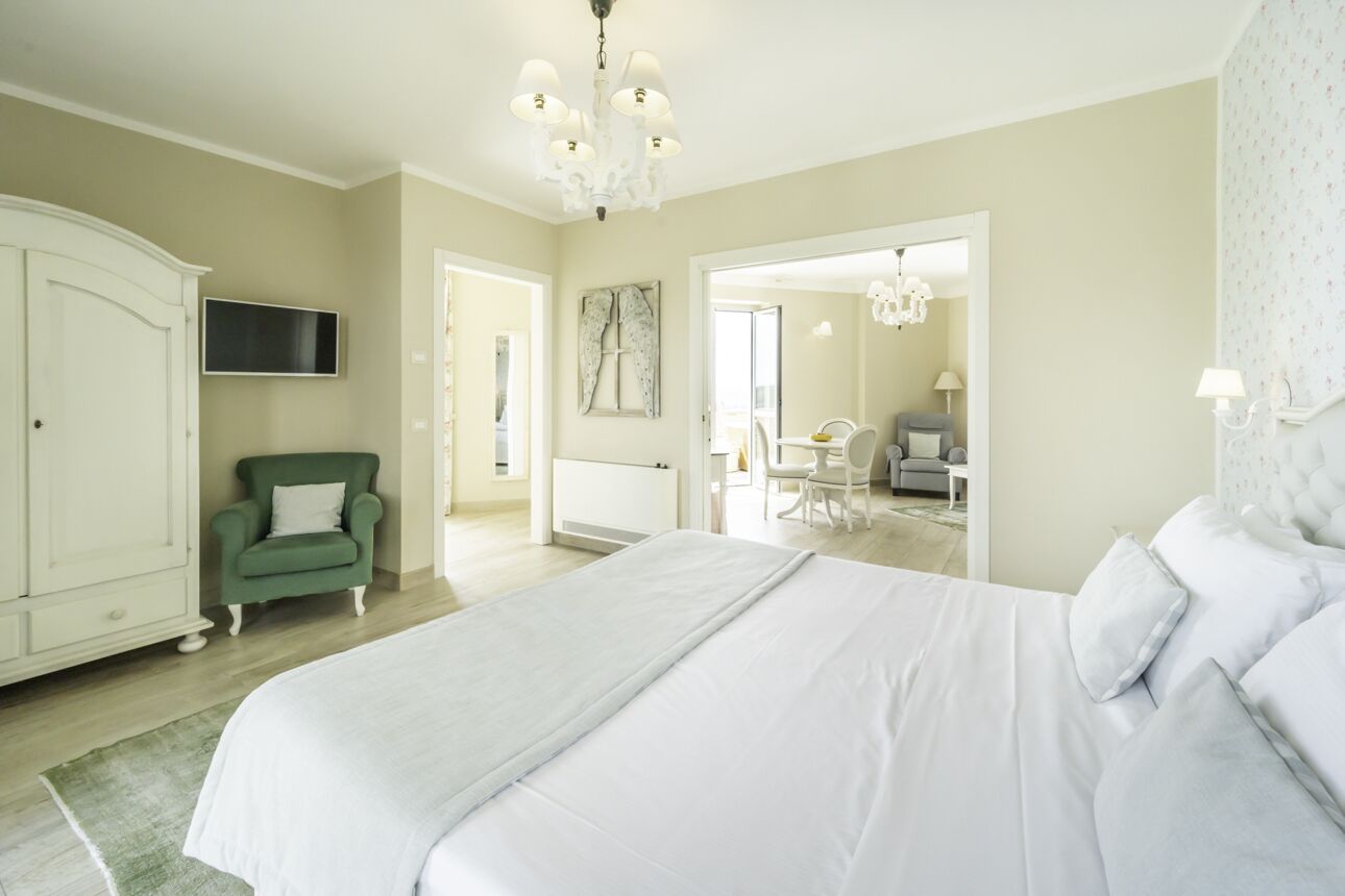 Suite, 1 très grand lit, bain à remous, vue colline