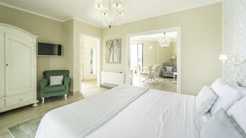 Suite, 1 très grand lit, bain à remous, vue colline