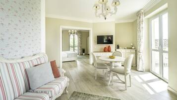 Suite, 1 letto king, idromassaggio, vista collina | Area soggiorno | TV a schermo piatto