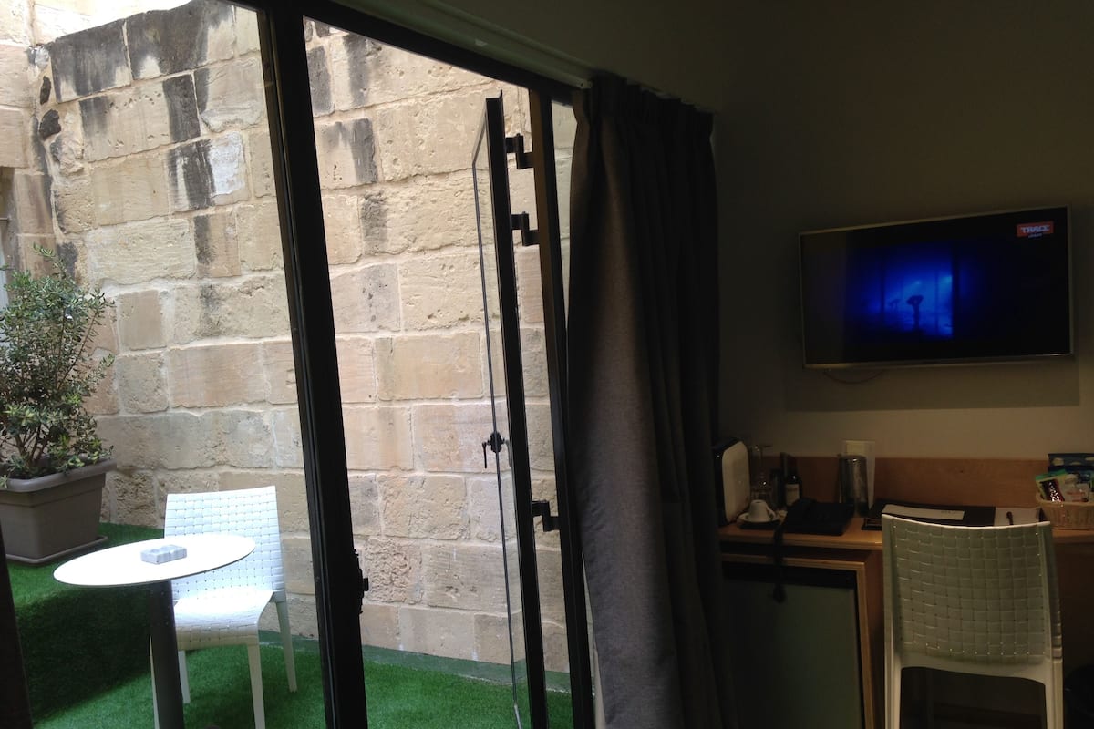 Stüdyo (Patio) | Kaliteli yatak takımı, minibar, odada kasa, ayrı ayrı dekore edilmiş