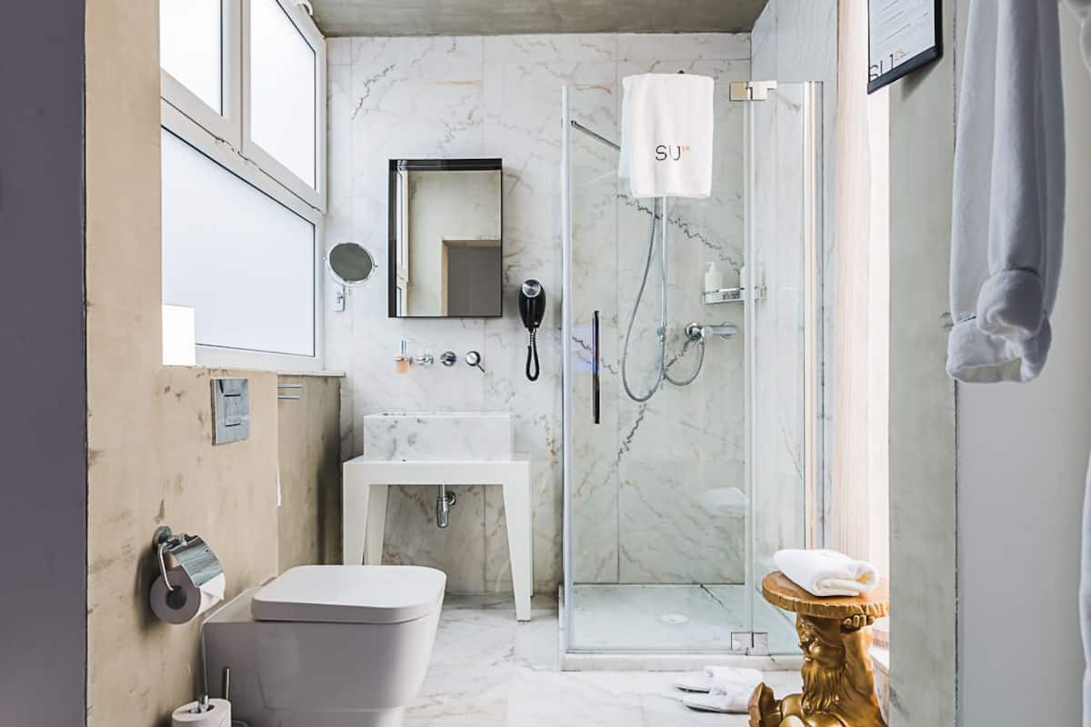 Junior Süit | Banyo | Ücretsiz banyo/kozmetik ürünleri, saç kurutma makinesi, bornoz, terlik