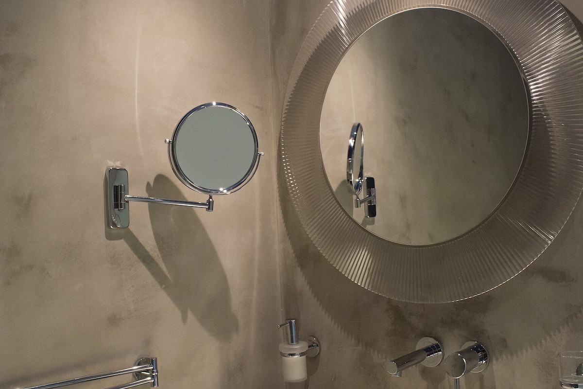 Luxury Internal Double Room (Theatre Room) | Banyo | Ücretsiz banyo/kozmetik ürünleri, saç kurutma makinesi, bornoz, terlik