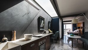 Une cuisine moderne dotée d’une verrière, un coin repas avec une table ronde et une vue sur la ville.