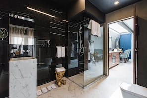 Chambre Double, vue port (Grand Harbor Sky Villa) | Salle de bain | Articles de toilette gratuits, sĂšche-cheveux, peignoirs, chaussons