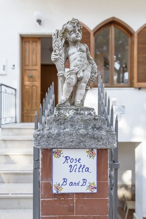 تفاصيل الفندق من الخارج