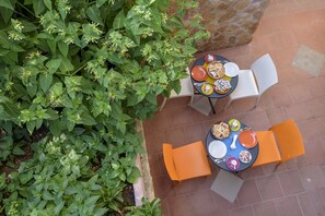 تناول الطعام بالخارج