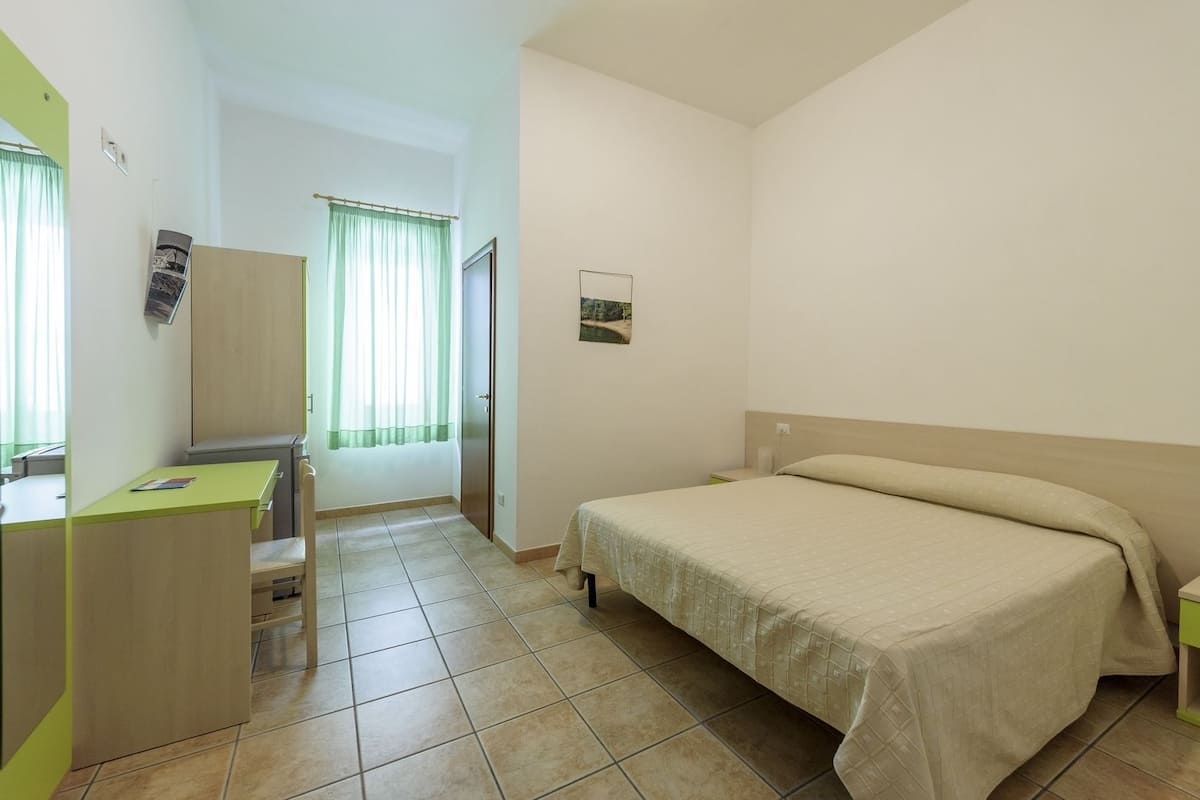 Tweepersoonskamer | Luxe beddengoed, een bureau, extra bedden, gratis wifi