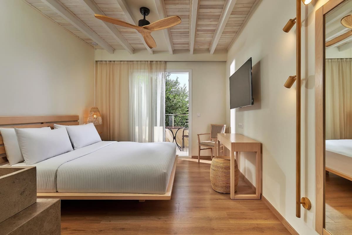 Premium Double Room with Inland View | 迷你吧、書桌、隔音、無線上網