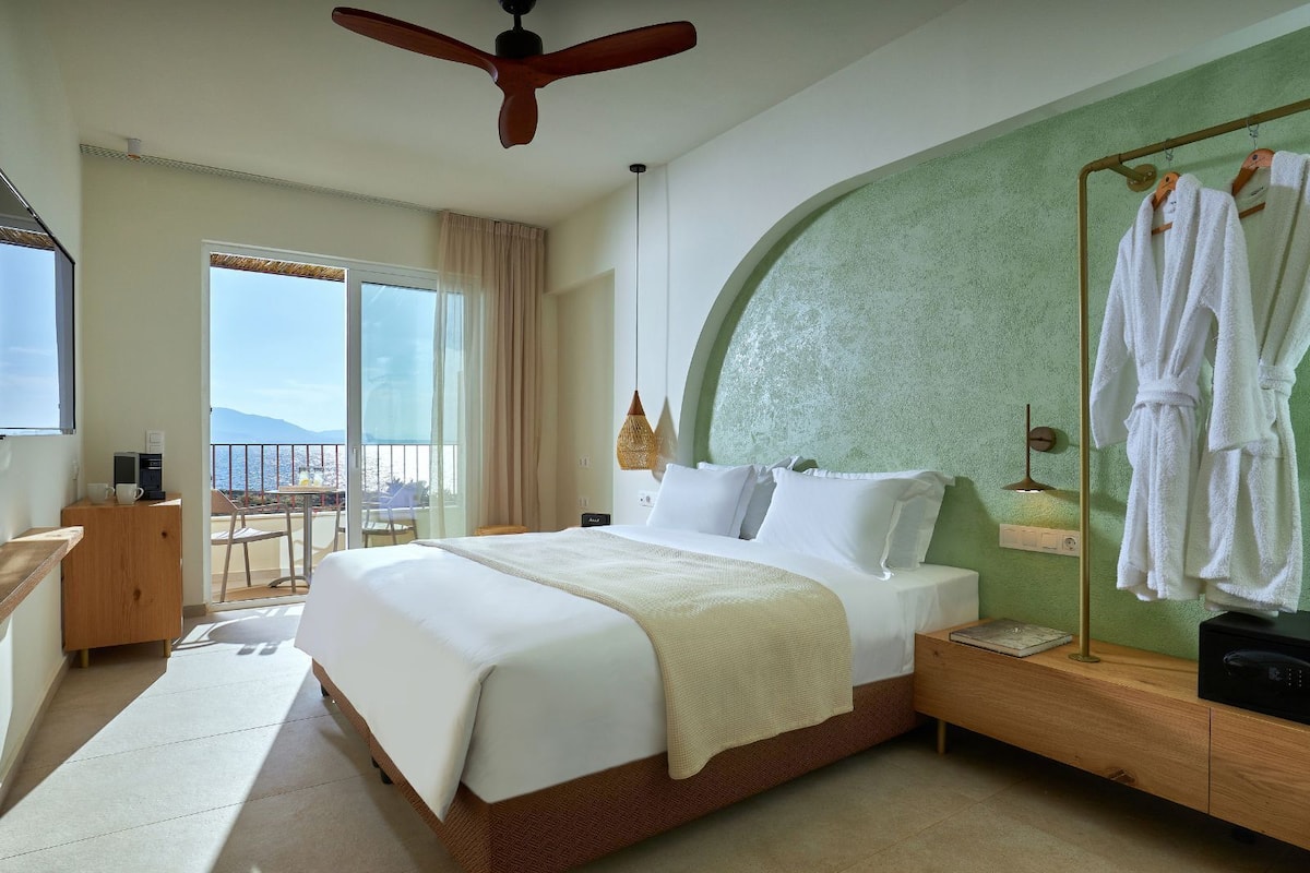 Premium Double Room with Sea View | 迷你吧、書桌、隔音、無線上網