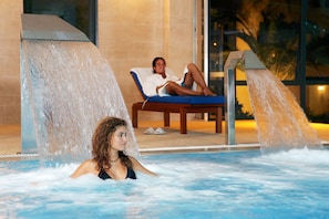 Seasonal outdoor pool, pool umbrellas, sun loungers