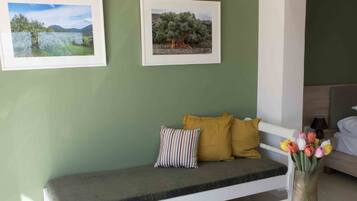 Premium bedding, in-room safe, blackout curtains, soundproofing