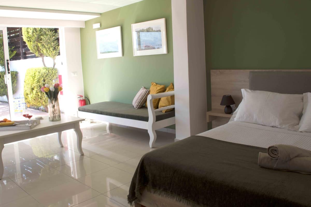 Ropa de cama de alta calidad y caja de seguridad en la habitación