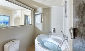 Baignoire à jets, articles de toilette gratuits, sèche-cheveux
