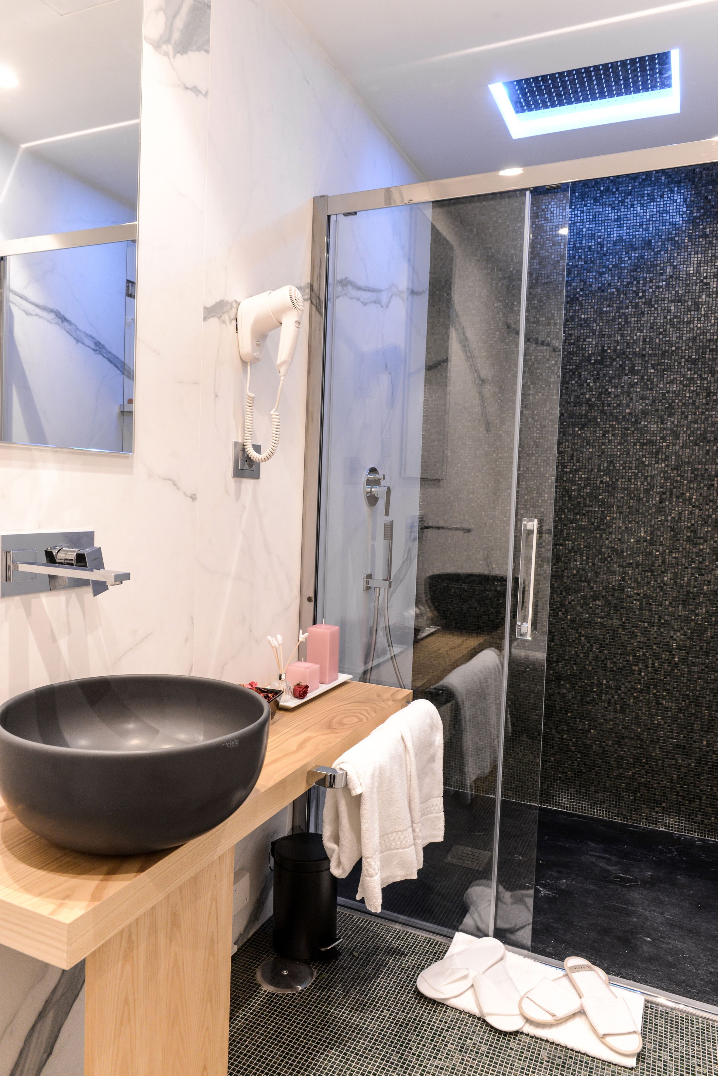 Camera Deluxe | Bagno | Soffione a pioggia, set di cortesia firmato, asciugacapelli, pantofole