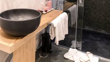 Camera Deluxe | Bagno | Soffione a pioggia, set di cortesia firmato, asciugacapelli, pantofole