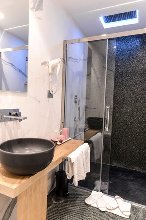 Quarto luxo | Banheiro | Chuveiro com efeito de chuva, produtos de toalete de grife