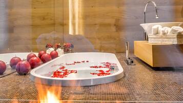 Suite, vue ville | Baignoire relaxante profonde