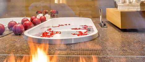 Suite, vue ville | Baignoire relaxante profonde