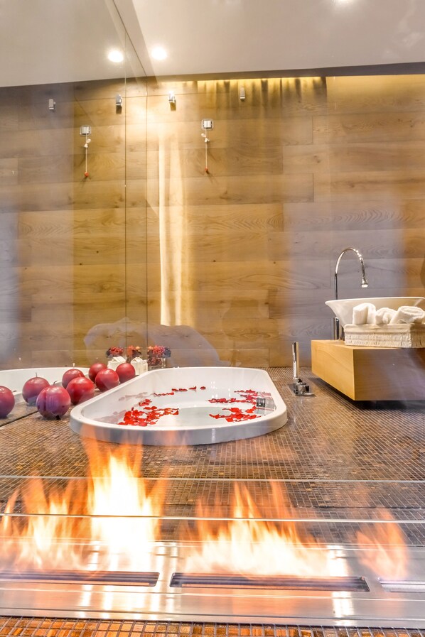 Suite, City View | Deep-soaking bathtub - Sun Suite Luxury Pantheon (Rome)