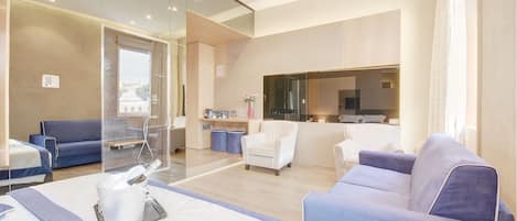 Suite, vista città | Biancheria da letto di alta qualità, copriletto in piuma, minibar