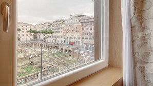 Vista desde una ventana que da a un casco antiguo con edificios y ruinas.
