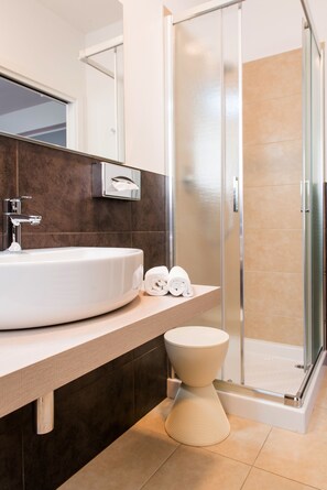 Dusche, kostenlose Toilettenartikel, Haartrockner, Bidet