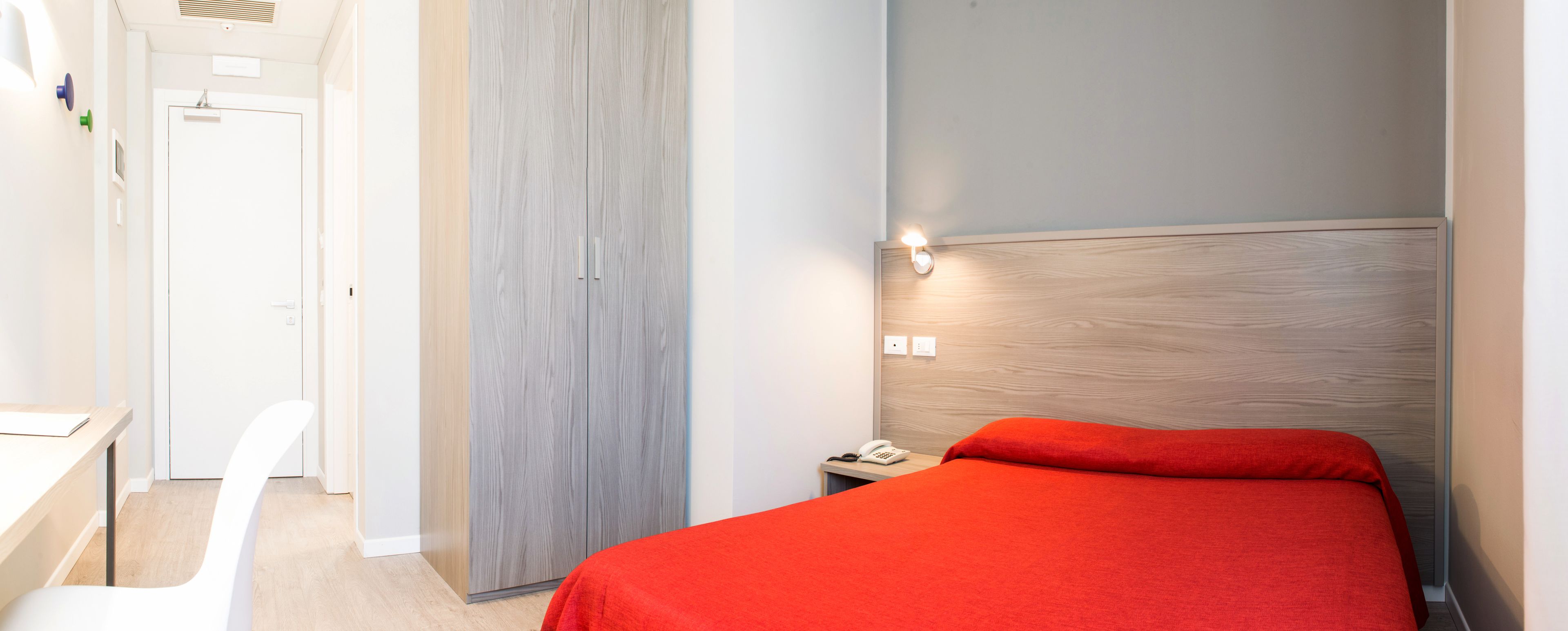 single room | in-room safe, desk, free cots/infant beds, rollaway beds