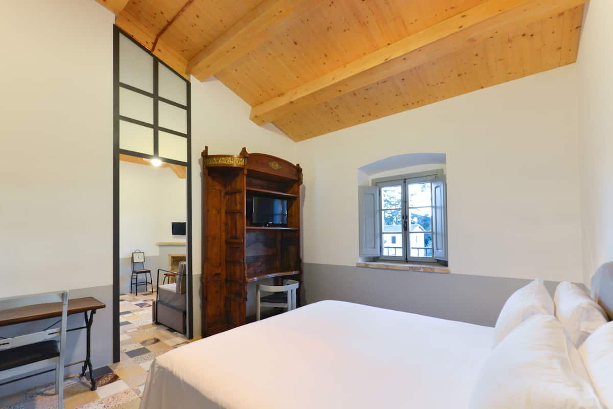 Premium bedding, minibar, in-room safe, desk