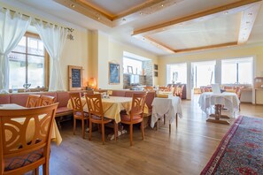 Breakfast and dinner served - Hotel Seehof (Zell am See)