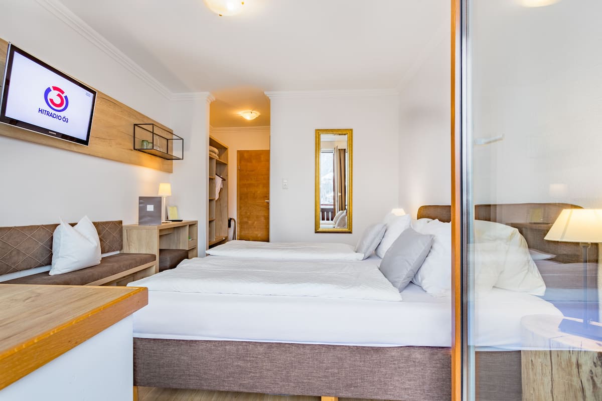 Tweepersoonskamer, balkon | Een kluis op de kamer, extra bedden, gratis wifi, beddengoed