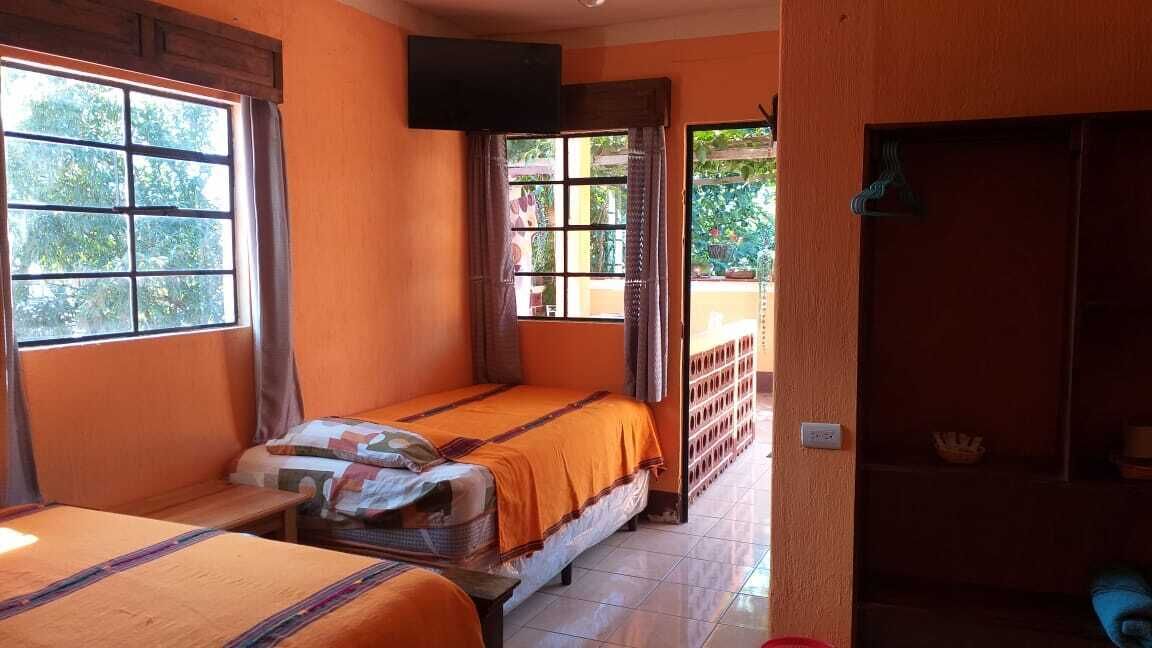 Habitación triple superior, Terraza, vista a la montaña | Edredón, tabla de planchar con plancha, wifi gratis y ropa de cama 