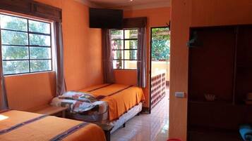 Habitación triple superior, Terraza, vista a la montaña | Edredón, tabla de planchar con plancha, wifi gratis y ropa de cama