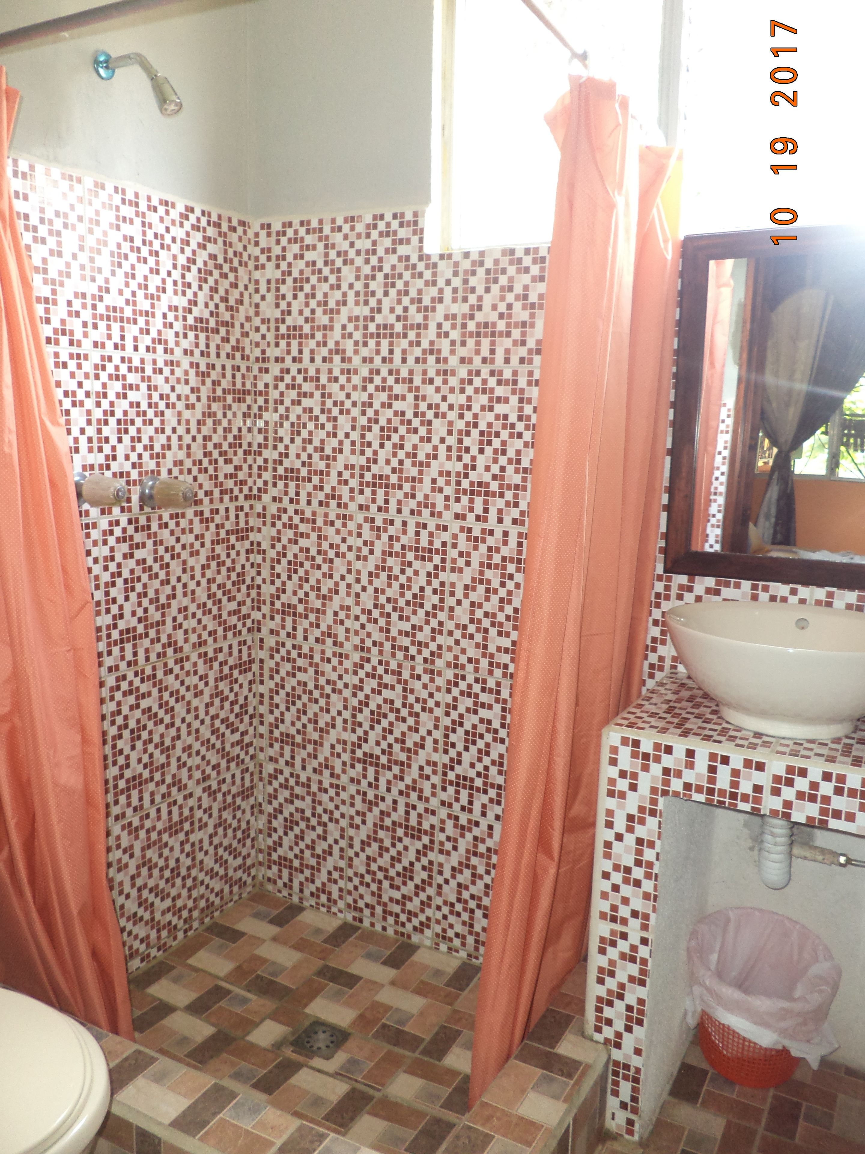 Chambre Double Standard | Salle de bain | Douche, sèche-cheveux, serviettes fournies, savon