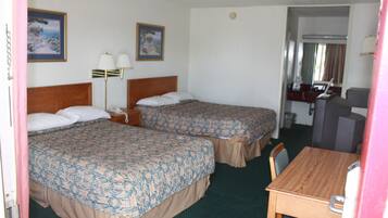 Kamar Standar, 2 Tempat Tidur Double | Meja kerja, gratis tempat tidur lipat/ekstra, dan Wi-Fi gratis