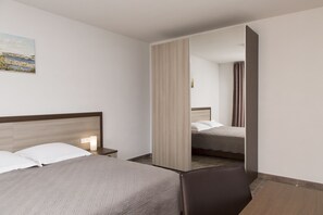 Frette Italian sheets, premium bedding, memory foam beds, in-room safe - Résidence Hotelière Capu Seninu (Ota)