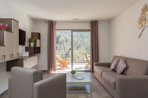 Apartemen Premium, 1 kamar tidur, teras | Ruang keluarga | Televisi layar datar 100-cm dengan saluran TV satelit dan TV