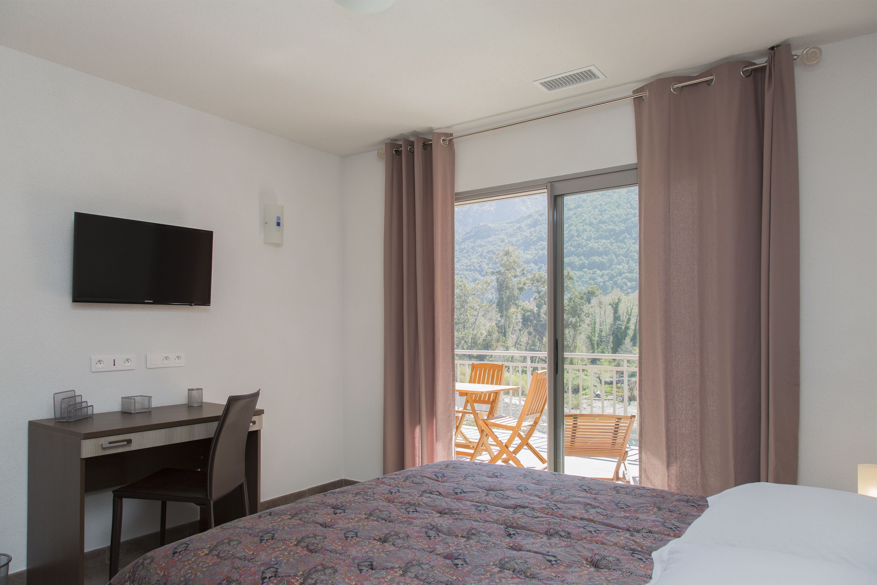 Premium-Apartment, 1 Schlafzimmer, Terrasse | Italienische Bettbezüge von Frette, hochwertige Bettwaren