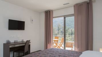 Premium-Apartment, 1 Schlafzimmer, Terrasse | Italienische Bettbezüge von Frette, hochwertige Bettwaren