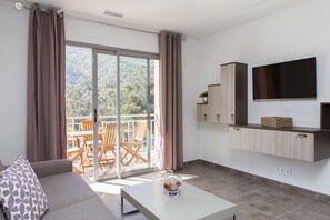 Appartement Prestige, 1 chambre, terrasse | Aire de séjour | Téléviseur à écran plat de 100 cm avec télévision par satellite