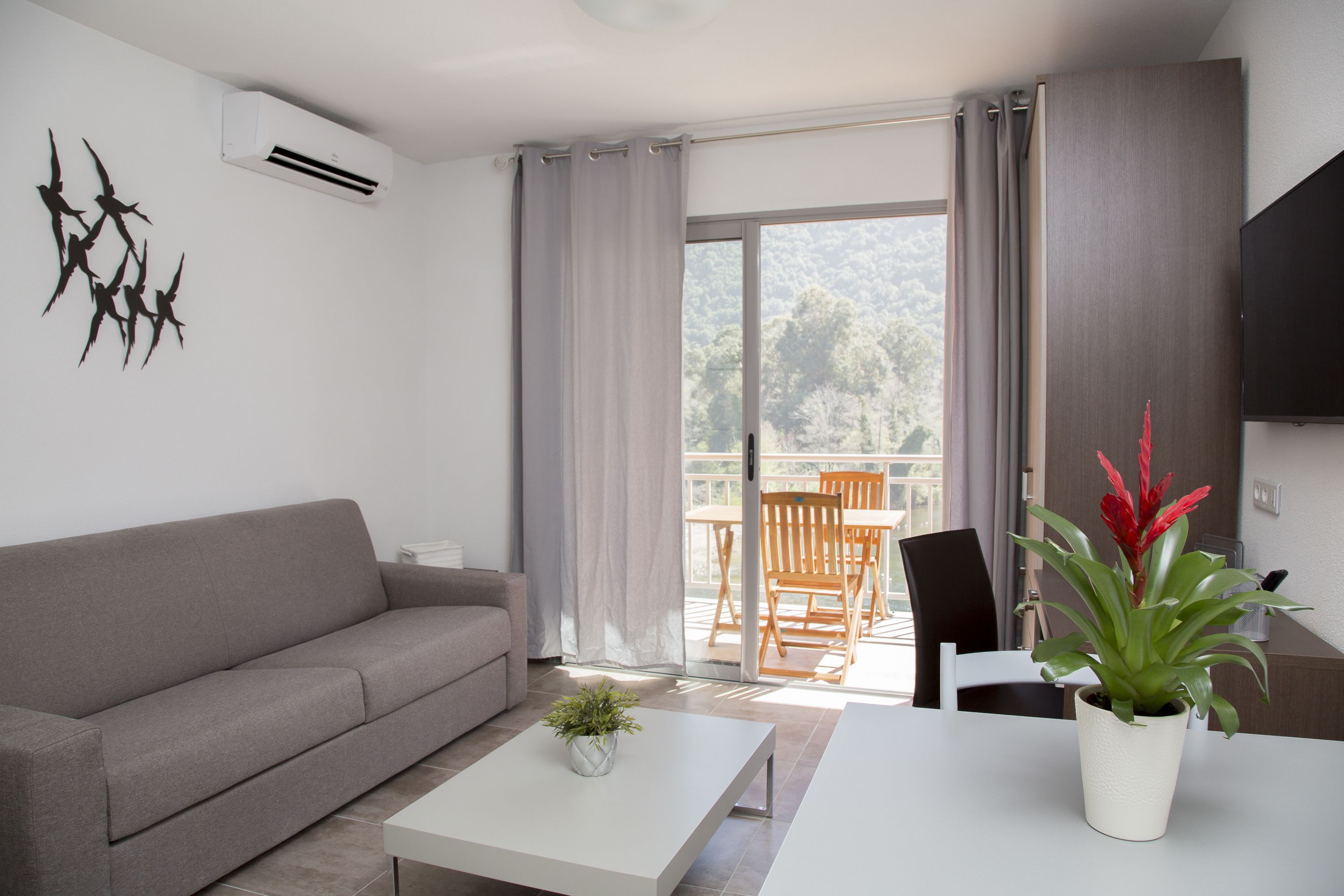 Luxe studio, terras | Woonruimte | Een 100-cm flatscreentelevisie met satellietzenders en televisie