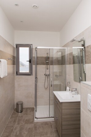 Premium Apartment, 2 Bedrooms, Terrace | Bathroom - Résidence Hotelière Capu Seninu (Ota)