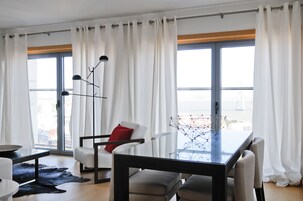 Apartamento panorâmico, 2 quartos, cozinha, vista para a cidade | Sala de estar | TV LCD