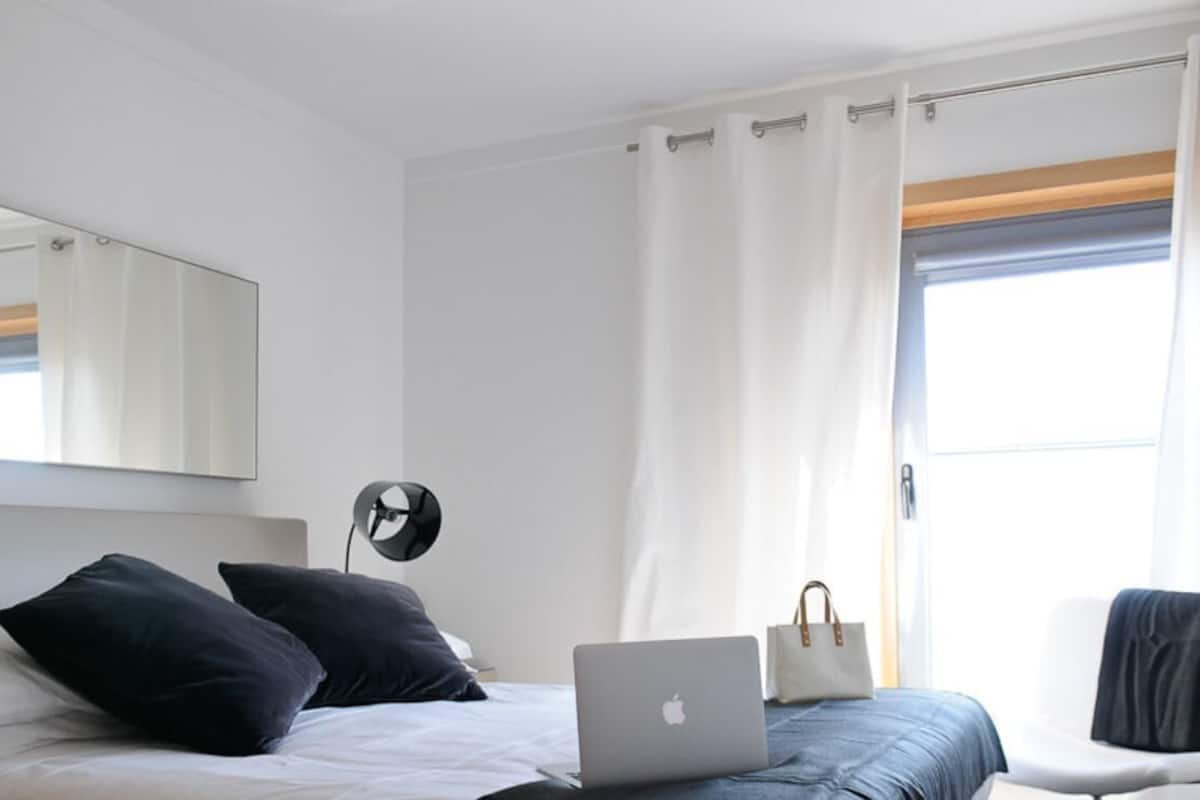 Caja de seguridad en la habitación y espacio para trabajar con laptop 