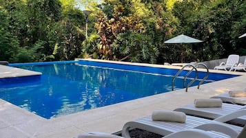 Una piscina al aire libre