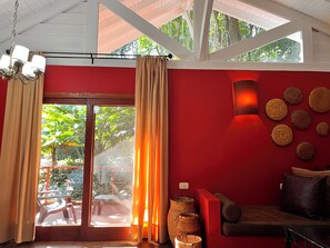 Bungalow superior | Zona de estar | Televisión LCD de 29 pulgadas con canales por cable, una televisión