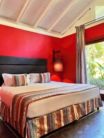 Minibar, caja de seguridad en la habitación, wifi gratis y ropa de cama 