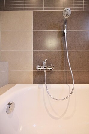 Apartment, Balkon | Badezimmer | Kostenlose Toilettenartikel, Haartrockner, Hausschuhe, Handtücher