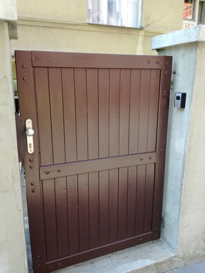 Property entrance - Jezerka Apartments (Prague)