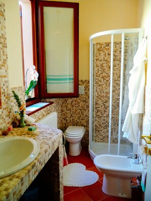 Comfort Double Room, Ensuite, Hill View | Bathroom | Shower, free toiletries, hair dryer, slippers - L'Alba dei Due Soli B&B (Nocera Umbra)